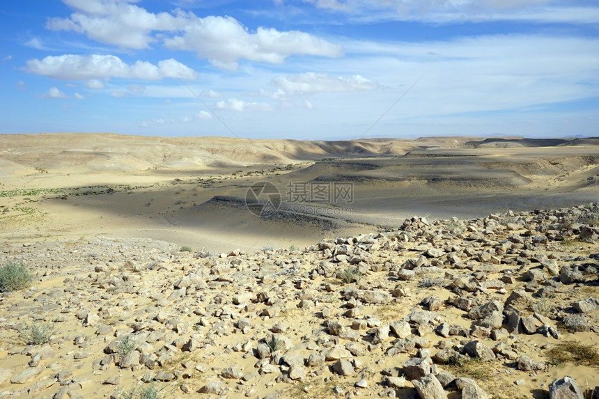 以色列内盖夫沙漠的和石头图片