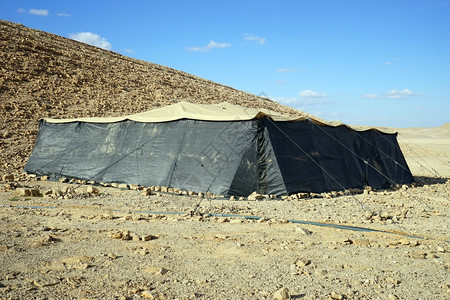 以色列内盖夫沙漠大黑帐篷和山丘图片