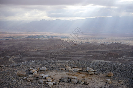 以色列Negev沙漠的阳光和山丘图片