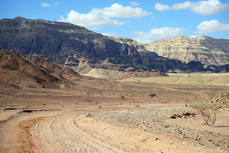 以色列内盖夫沙漠蒂姆纳公园的铁轨图片