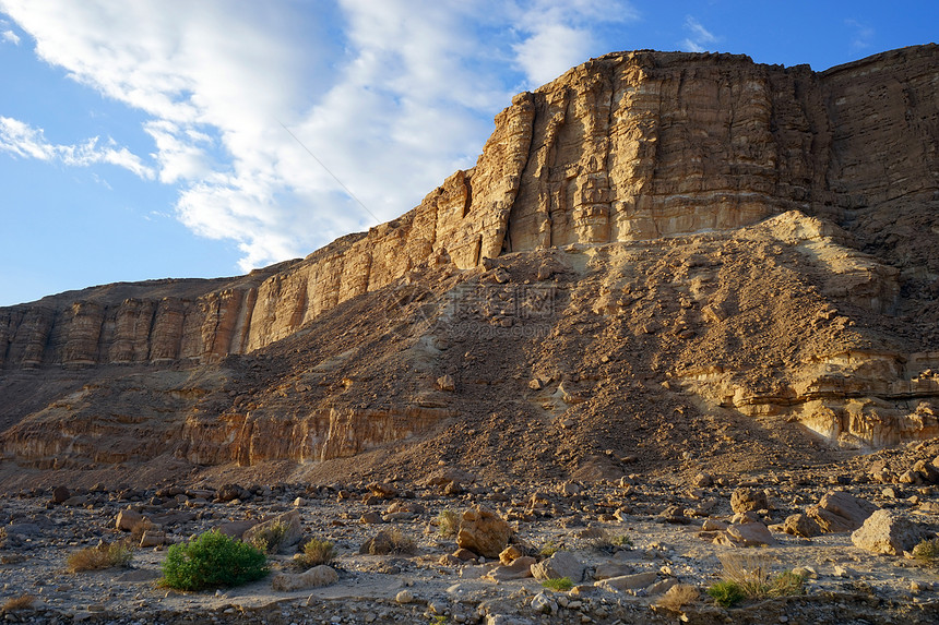 位于内盖夫沙漠的Isrel岩石上阳光图片