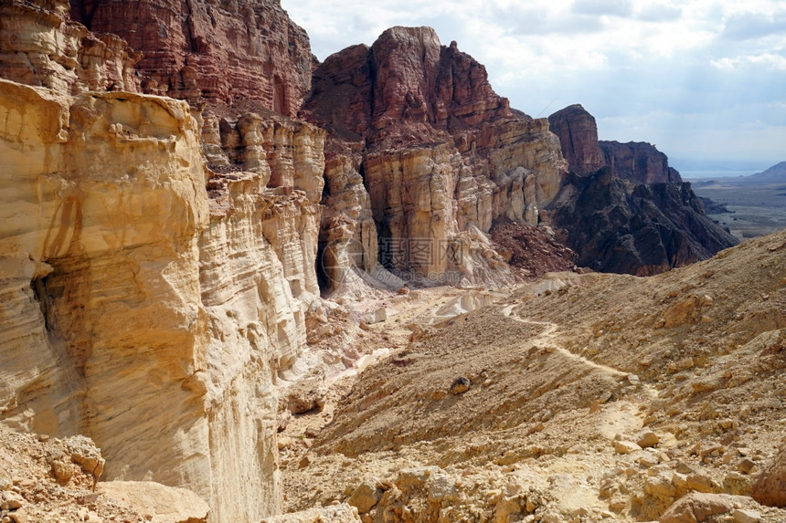 以色列内盖夫沙漠峡谷的足迹图片