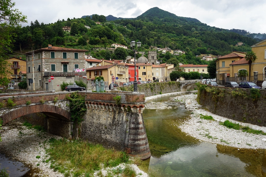 意大利塞尔韦扎两条大桥和河流图片