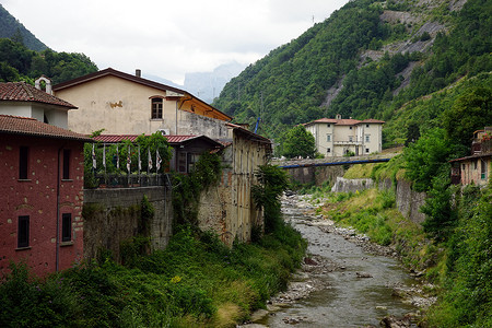 意大利塞拉韦扎河和房屋高清图片