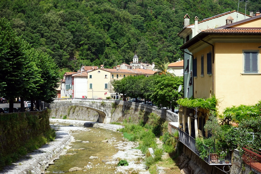 意大利塞拉韦扎老城的河流图片