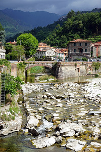 意大利塞拉韦扎河和房屋图片