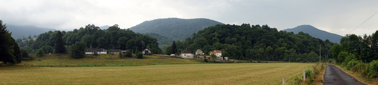 法国皮雷尼山农场和公路全景图片