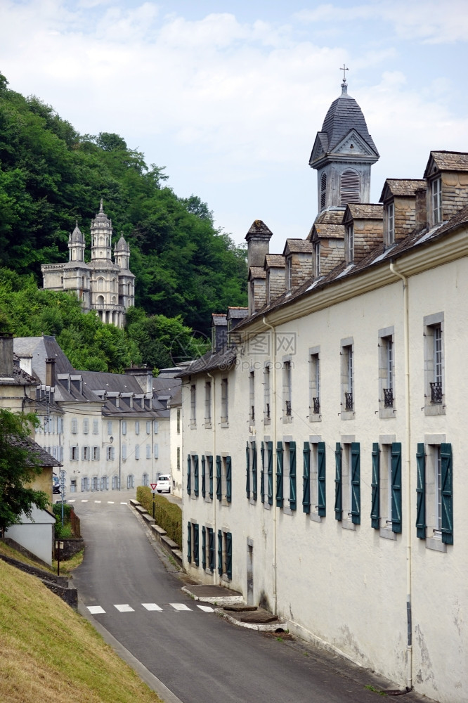莱特尔比塔拉姆法国CIRCA2015年7月日靠近修道院的路图片
