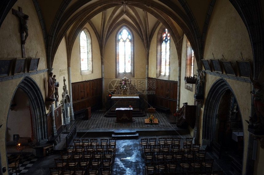 圣科洛姆法国大约2015年7月在赛特科洛姆教堂内图片