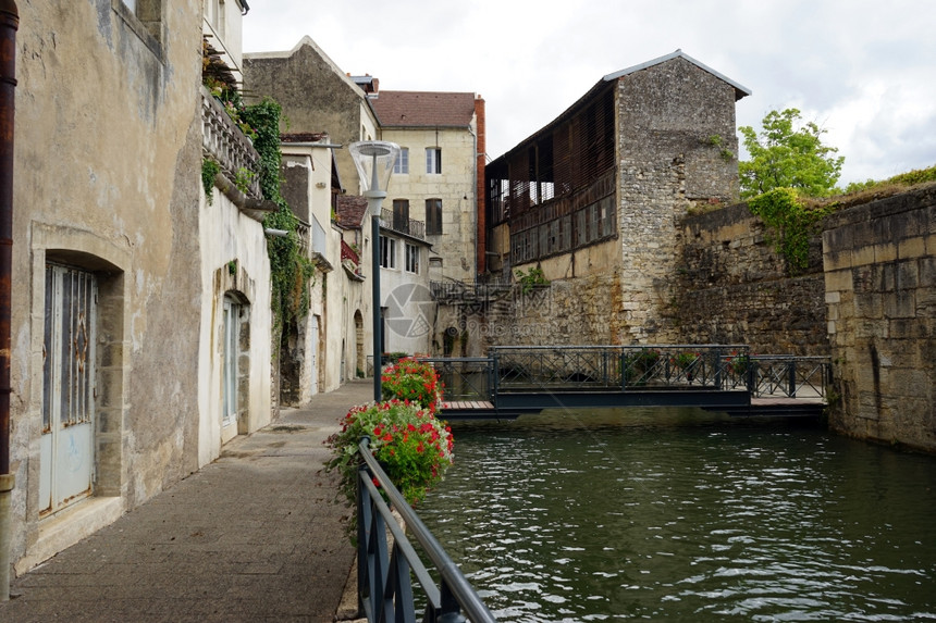 法国旧城多尔的运河尽头图片