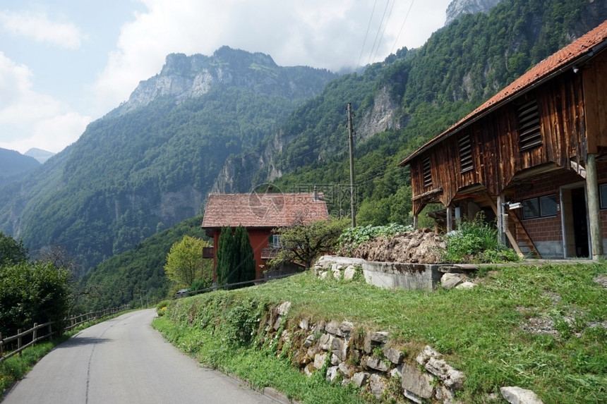 瑞士农舍和棚屋附近的公路图片