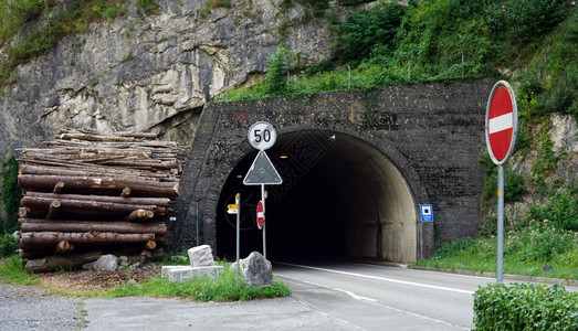 Tunnel和靠近西夫岛卢塞恩湖的公路高清图片