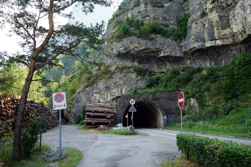 Tunnel和靠近西夫岛卢塞恩湖的公路图片