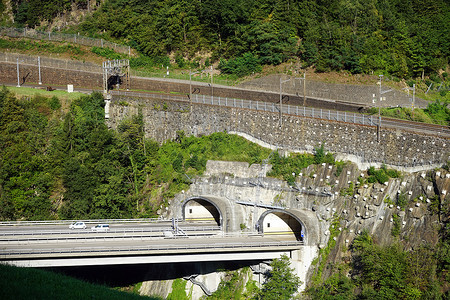瑞士山区公路和铁图片