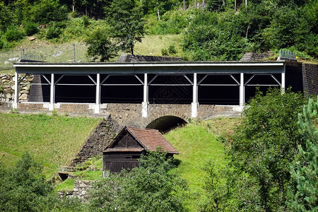 瑞士山区靠近河流的桥梁和铁路图片