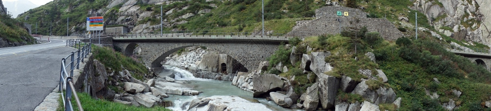 瑞士安德马特附近的阿斯法公路和铁桥图片