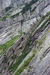 瑞士安德马特附近岩石上一组登山者图片