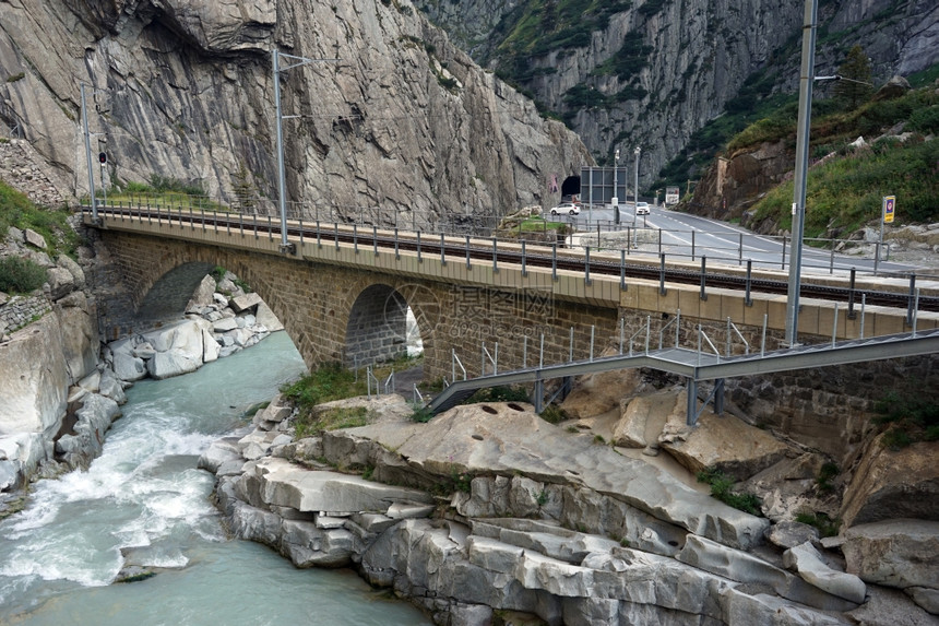 瑞士的铁路和靠近山区的公路图片