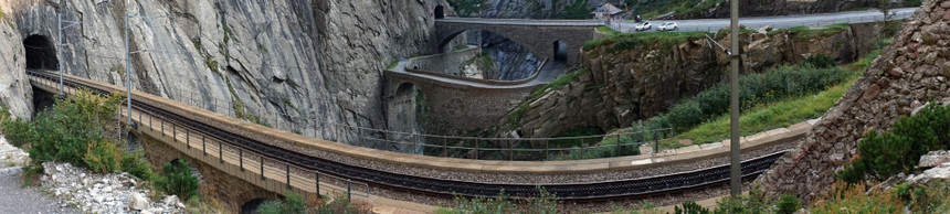 位于瑞士安德马特的魔鬼桥附近铁路图片