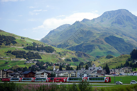 2015年8月瑞士安得拉马特CIRCA2015年8月火车和近山镇图片