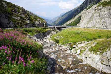 瑞士的阿尔卑斯山和瑞士的公路和河流图片