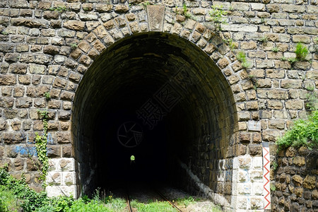 塞尔维亚境内长铁路隧道入口背景图片