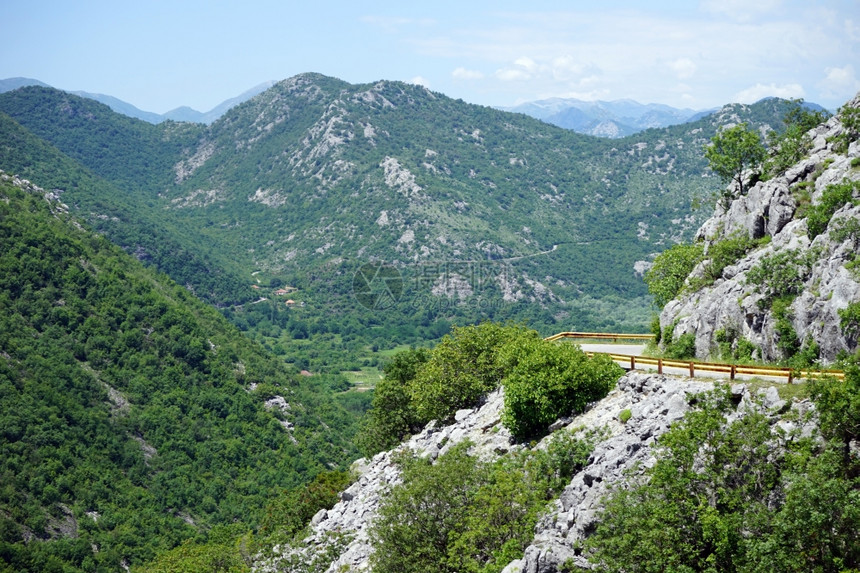 黑山Skadarsko湖附近山坡上的公路图片