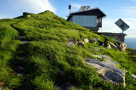 斯洛文尼亚Porezen山顶的脚路和小屋图片