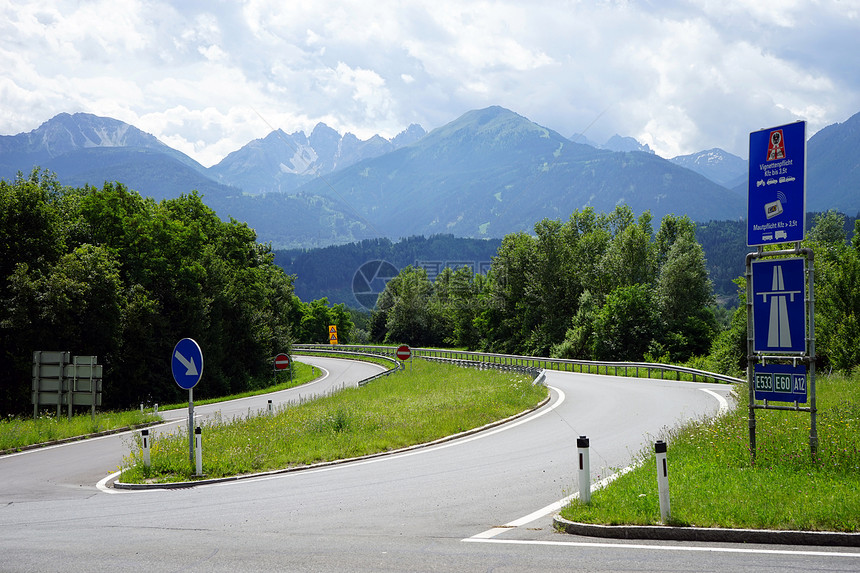 奥地利的公路森林和山区图片