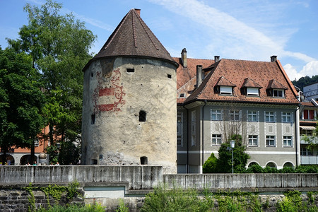 费林基尔奇奥地利CIRCA2016年7月塔和河岸上的房子图片