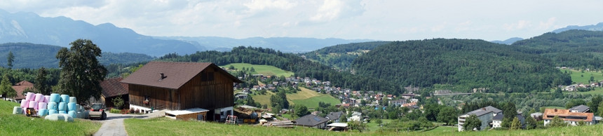 利希滕斯坦山谷中的村庄和农舍图片