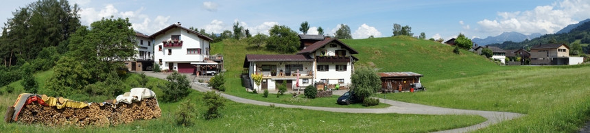 利希滕斯坦山谷里的农舍和绿草图片