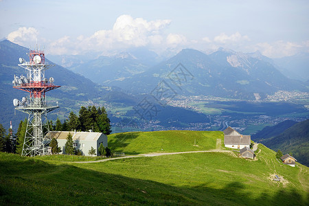 Lichtenstestein山坡的移动电话天线离图片