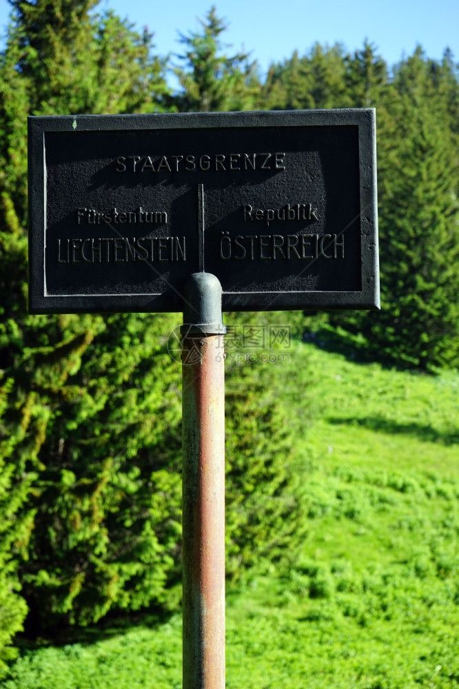 列克滕斯坦与奥地利边界的黑色标志图片