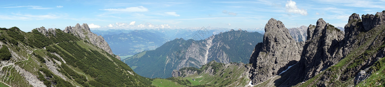 利赫滕斯坦山丘坡足迹的全景图片