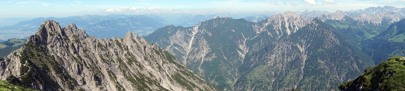 利赫滕斯坦山丘坡足迹的全景图片