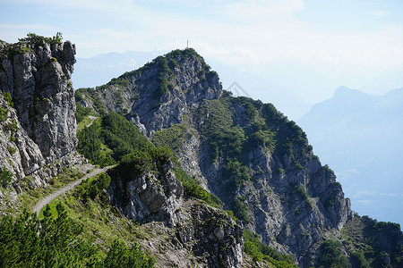 利希滕斯坦山斜坡上的阿尔卑斯山径高清图片