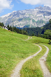 瑞士山区斜坡上的轨道图片