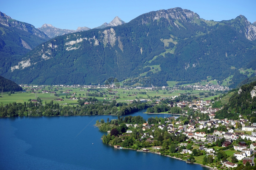 瑞士湖边的韦森镇图片