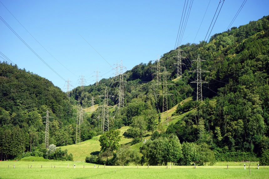 瑞士田野绿草和有电线的赛塔图片