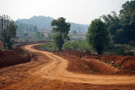 缅甸红土上的泥路图片