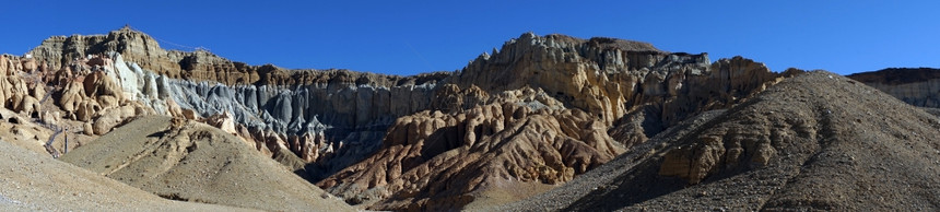 Garuda山谷中地洞穴图片
