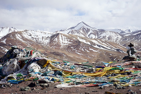的佛教旗帜和山上雪图片