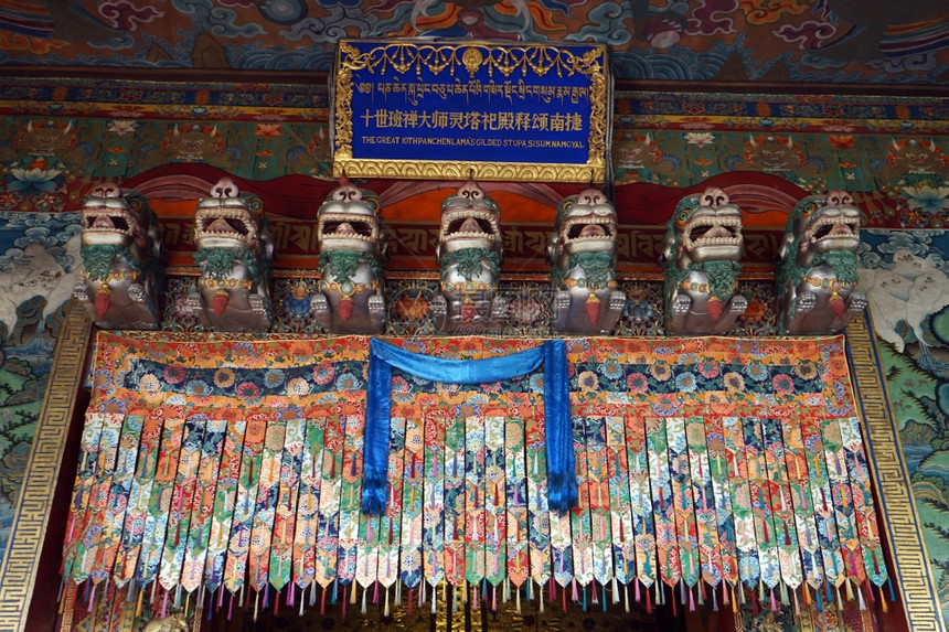 2017年5月日塔希勒洪波修道院寺庙之门图片
