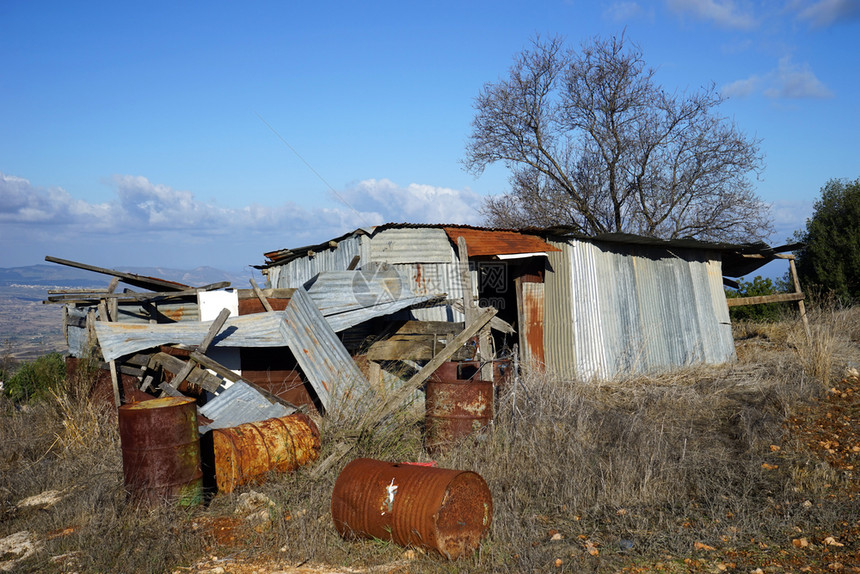 塞浦路斯境内有生锈桶的旧棚子图片