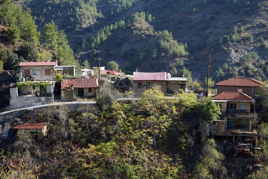 塞浦路斯MYLIKOURI约2017年10月Kykkos修道院附近的老村庄图片