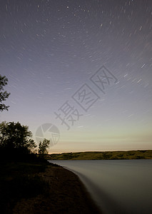 加拿大萨斯喀彻温省北部湖的星轨图片