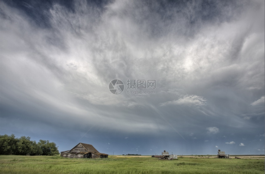 加拿大草原地区暴风雨下荒废的农场图片