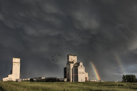 阿尔伯塔省加拿大萨斯喀彻温省Prairie谷物电梯暴云背景