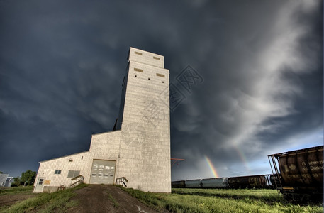 阿尔伯塔省加拿大萨斯喀彻温省Prairie谷物电梯暴云背景